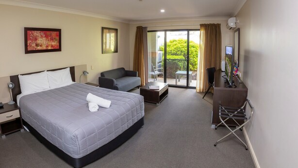 Executive Room, Non Smoking, Balcony | Desk, laptop workspace, iron/ironing board, WiFi (free)