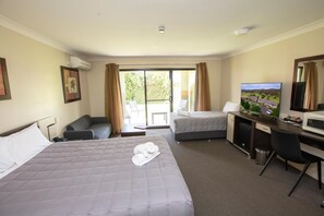 Skrivbord, arbetsyta för laptop, strykjärn/strykbräda och gratis wi-fi