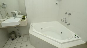 Standardrum - icke-rökare - balkong (King Spa Suite) | Badrum | Dusch, hårtork och handdukar