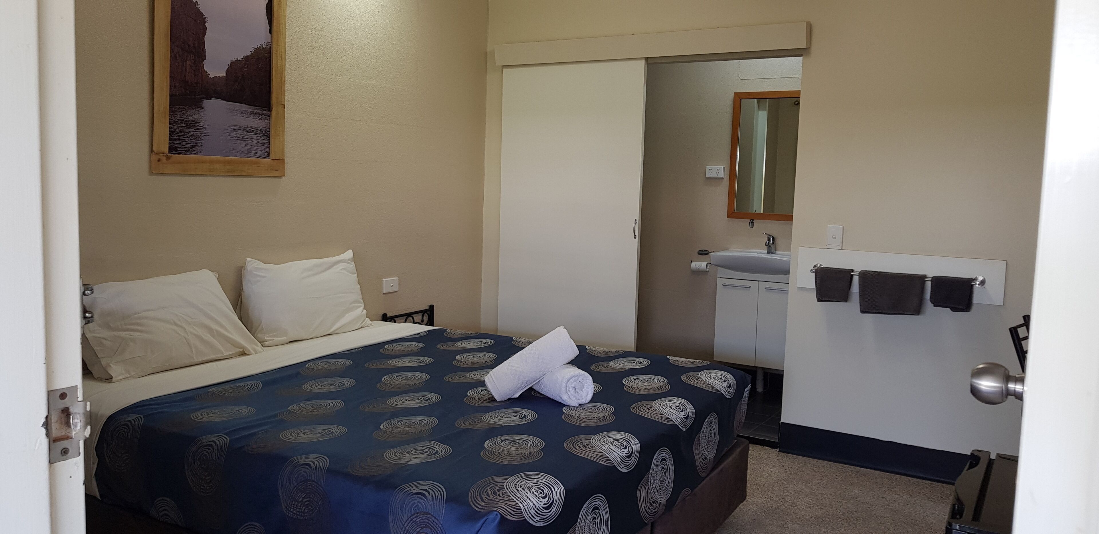 加厚床垫、免费 WiFi、床单