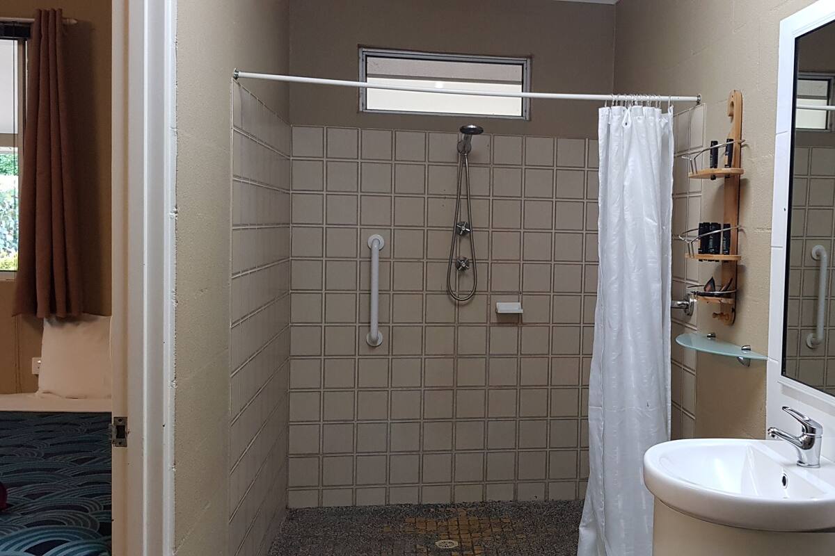 Bathroom | Shower, free toiletries, towels
