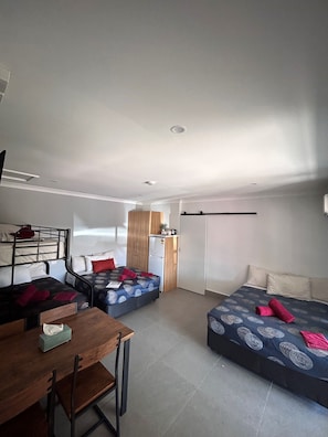 Family Room | Pillowtop beds, free WiFi, bed sheets - Beagle Hotel (Katherine)