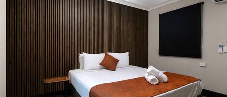 Superior King Room | Pillowtop beds, WiFi (free), bed sheets
