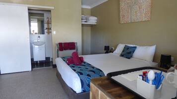 Habitació doble estàndard, 1 llit de matrimoni | Bany | Dutxa, articles de tocador gratuïts i tovalloles