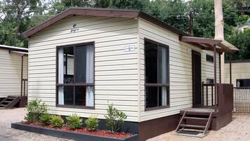 Deluxe Cabin, 2 Bedrooms | 1 bedroom, desk, bed sheets