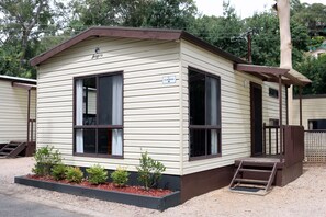 Deluxe Cabin, 2 Bedrooms | 1 bedroom, desk, bed sheets