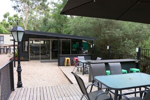 Outdoor dining - Brownhill Creek Tourist Park (Mitcham)