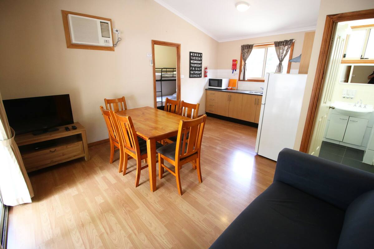 Villa, 3 slaapkamers | 1 slaapkamer, een bureau, beddengoed