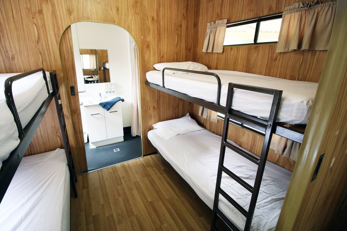 Standaard huisje, 1 slaapkamer | 1 slaapkamer, een bureau, beddengoed