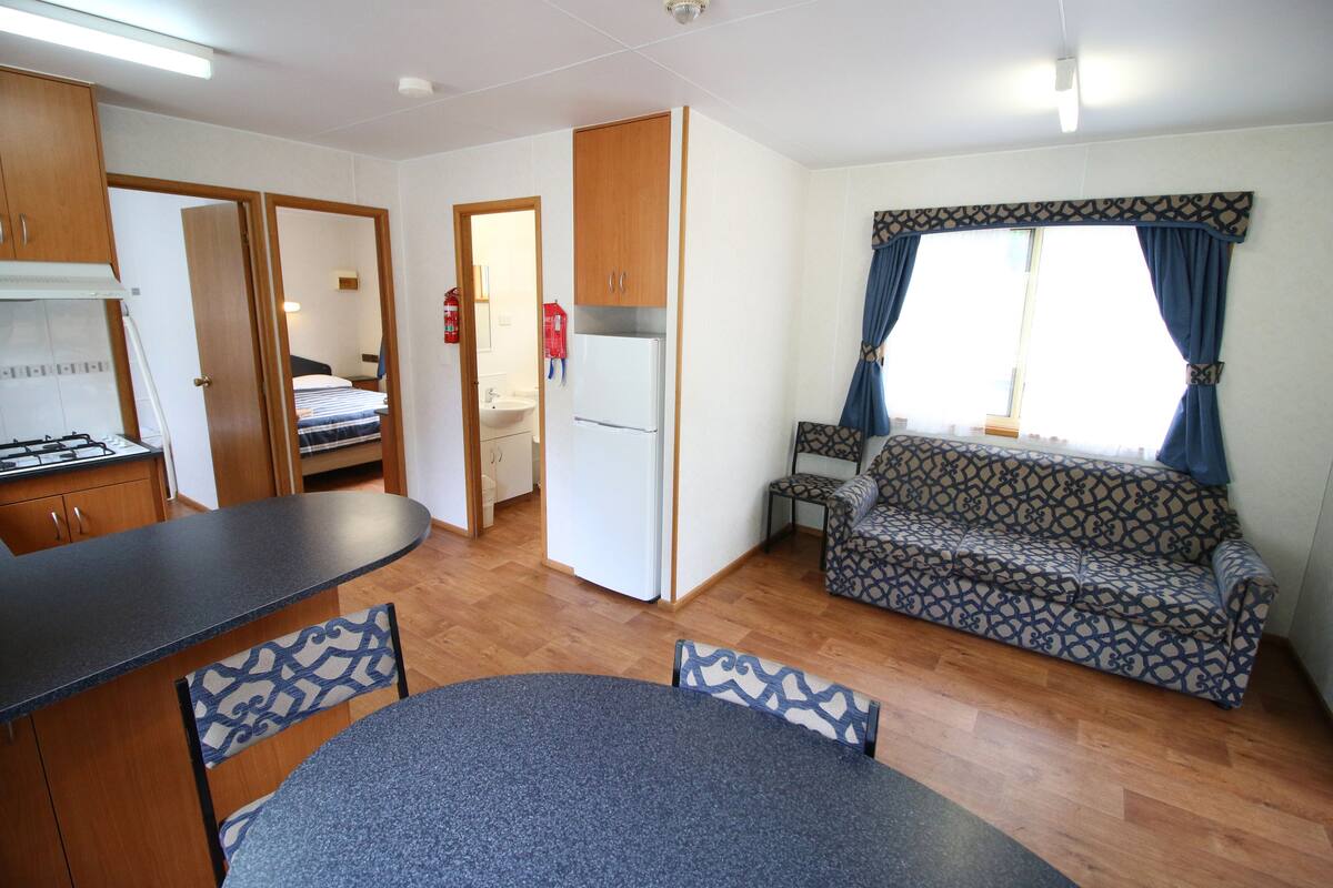 Familie appartement, 2 slaapkamers | 1 slaapkamer, een bureau, beddengoed