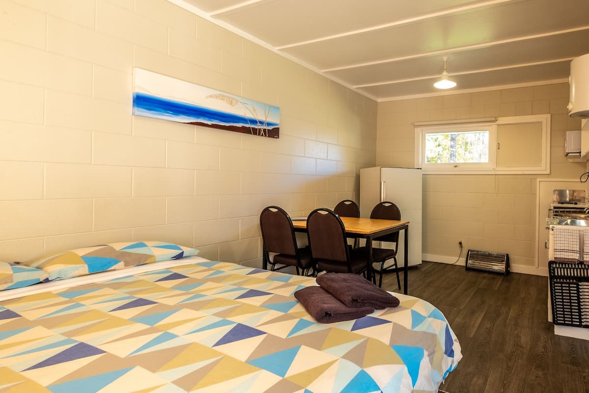 Kitchen Cabin (Shared Bathroom)