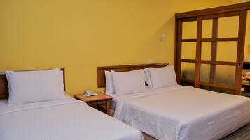 Premier Room | Meja, seterika/papan seterika