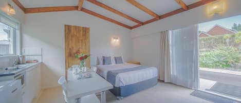 In-room safe, soundproofing, iron/ironing board, free WiFi