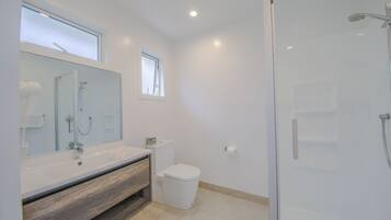 Articles de toilette gratuits, sèche-cheveux, serviettes fournies