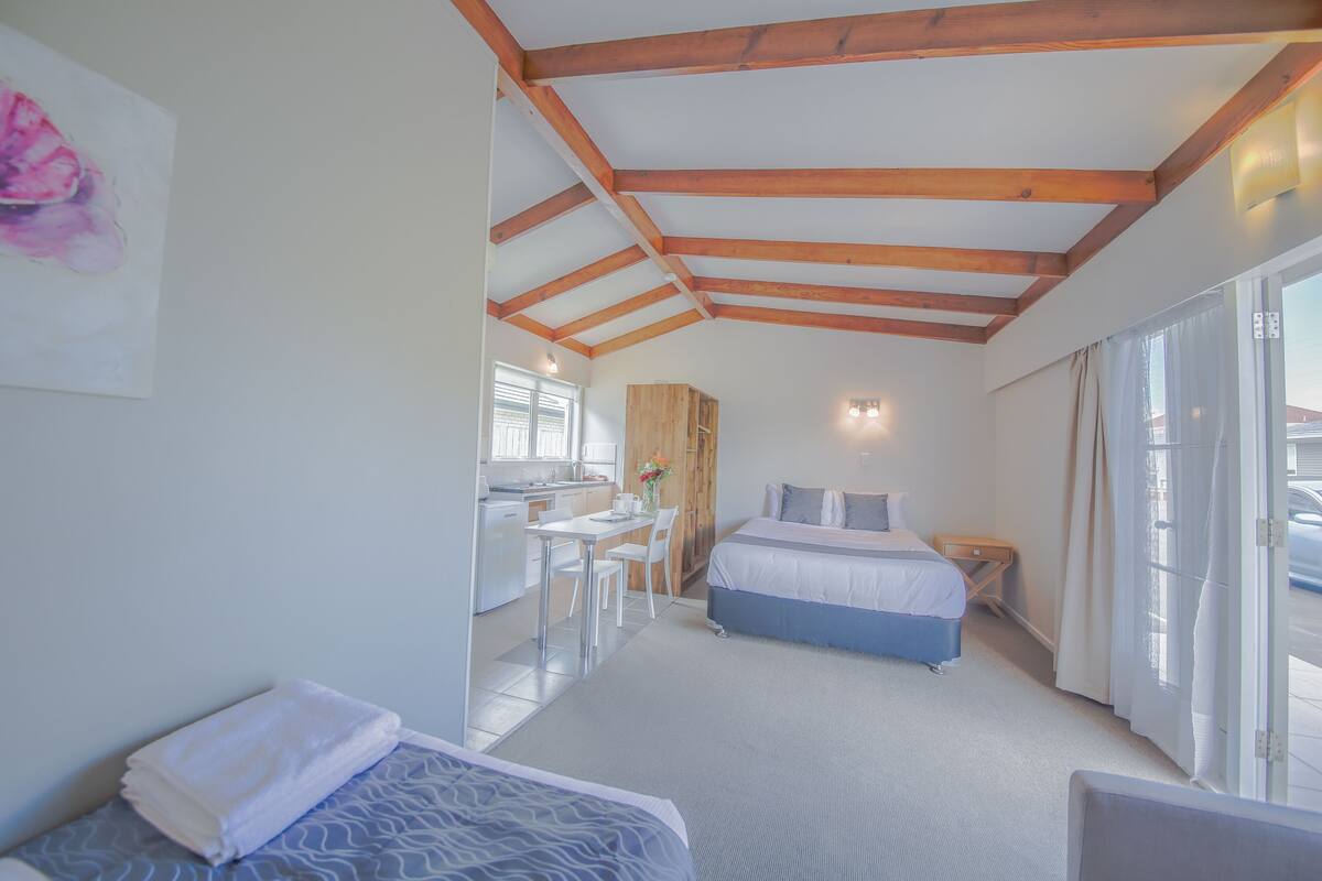Standard Twin Room, Non Smoking, Kitchen | In-room safe, soundproofing, iron/ironing board (on request)