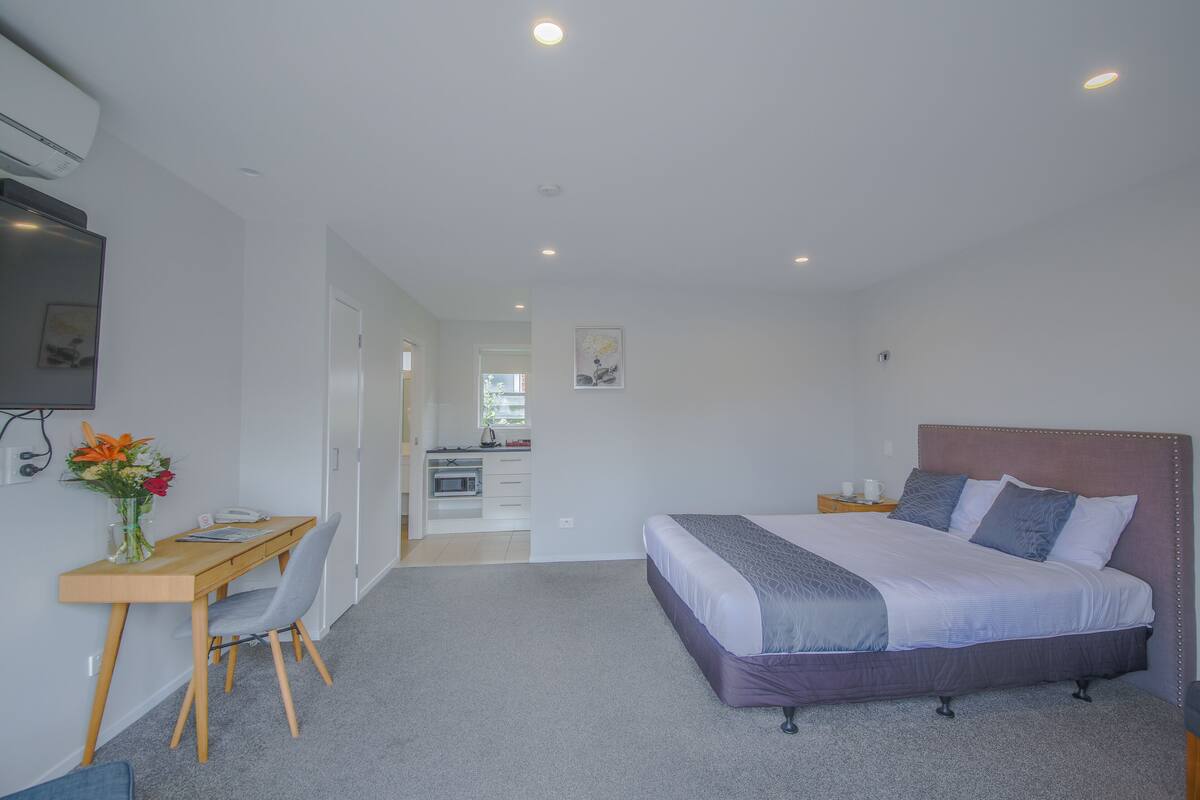Standard Double Room, 1 Queen Bed, Non Smoking, Kitchen | In-room safe, soundproofing, iron/ironing board (on request)