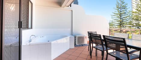 Appartement, 2 chambres (2 Bedroom Rooftop Apt with Spa) | Bain à remous privé