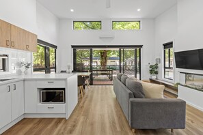 Villa (3BR) | Living area - Tasman Holiday Parks - South Bright (Bright)