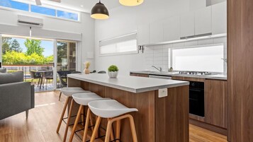 Refrigerador, microondas, placa de cocina, tetera/pava eléctrica