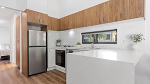 Una cocina moderna con armarios de madera, electrodomésticos de acero inoxidable y una isla grande.