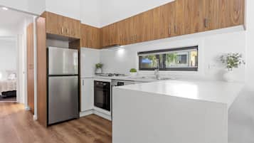 Villa (3BR) | Cocina privada | Refrigerador, microondas, parrilla de estufa y tetera eléctrica