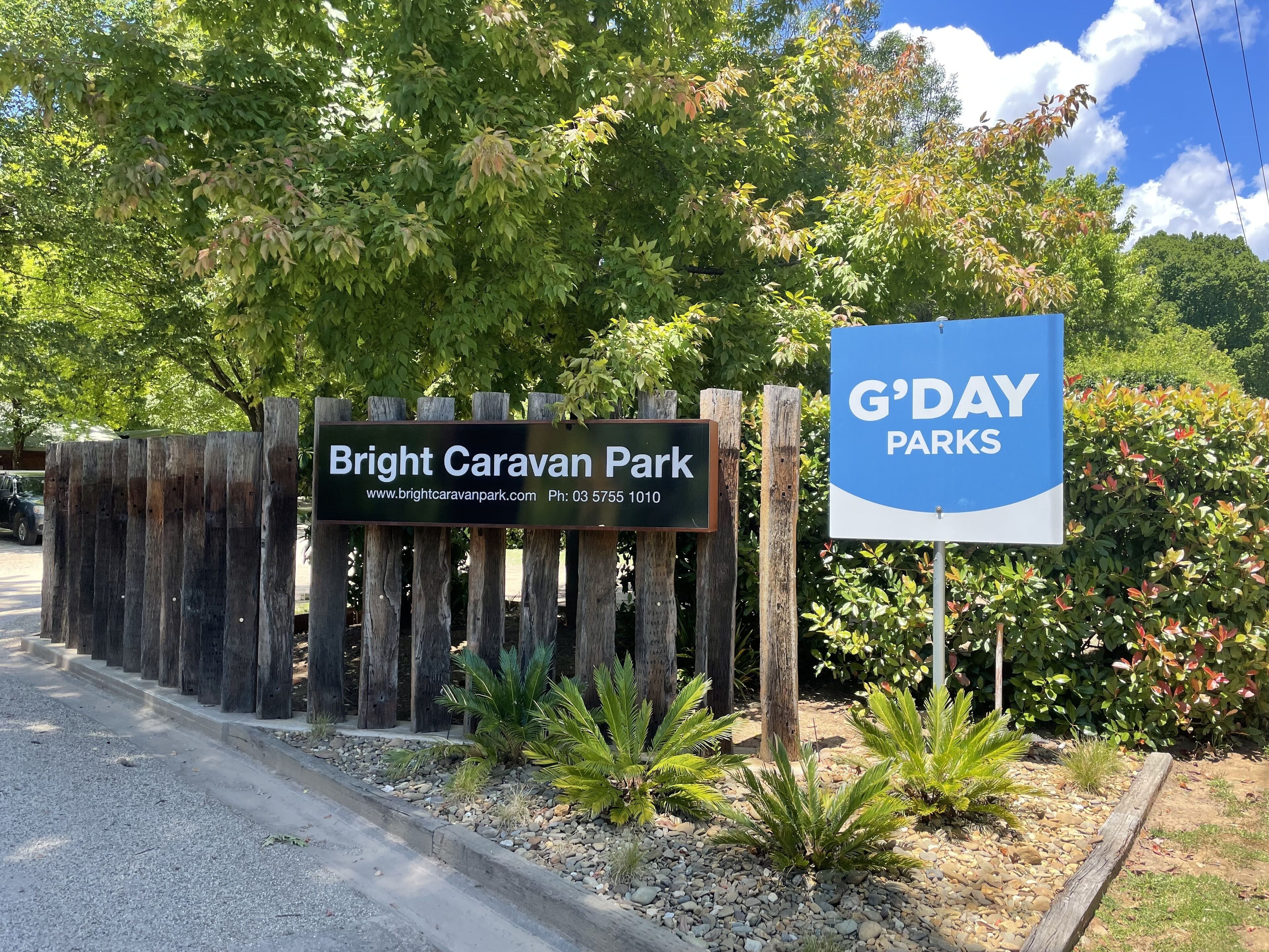 Indicador de Bright Caravan Park amb un lloc web i un número de telèfon.