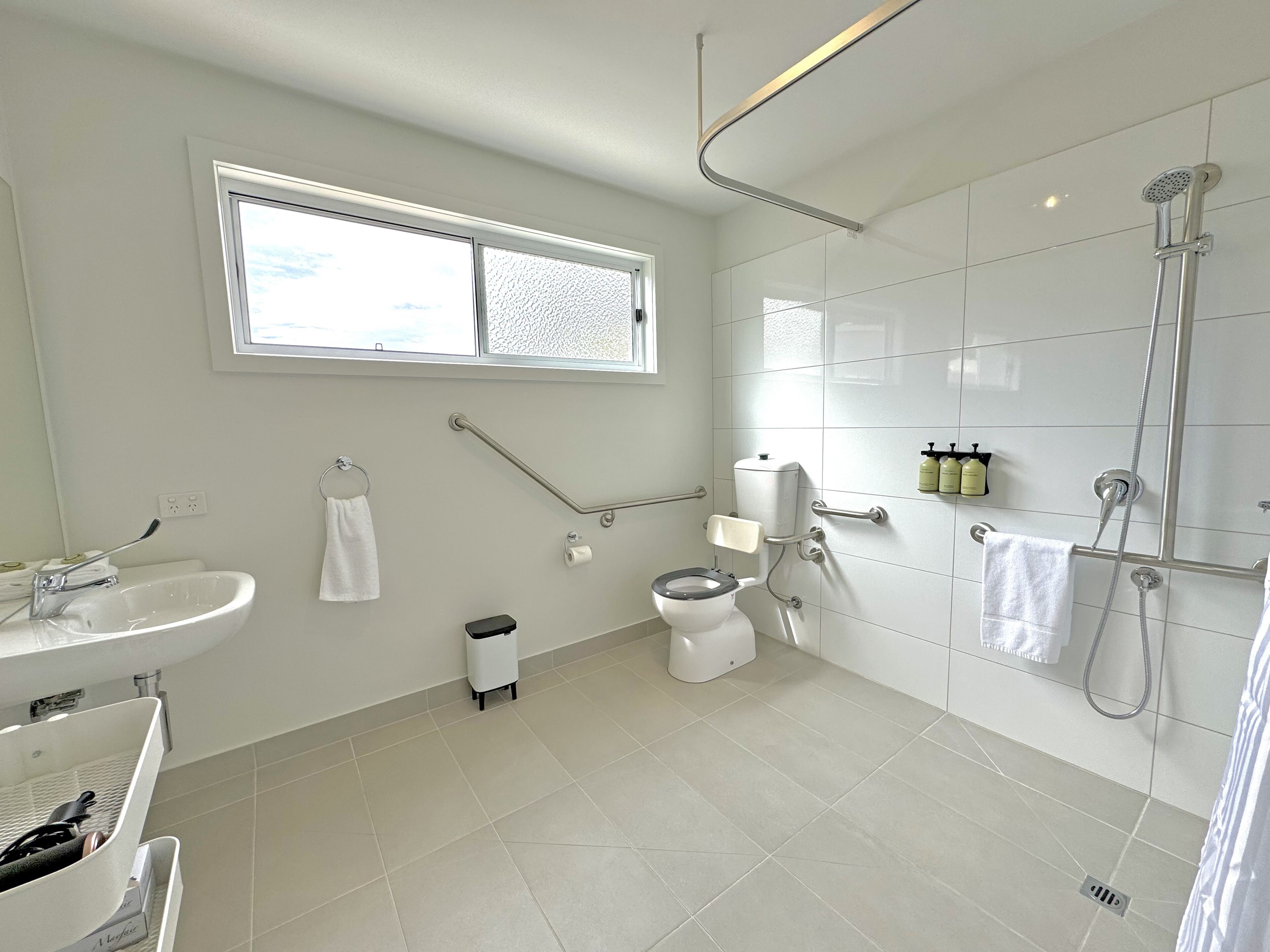 Un baño moderno con inodoro, bidé, lavabo y ducha.