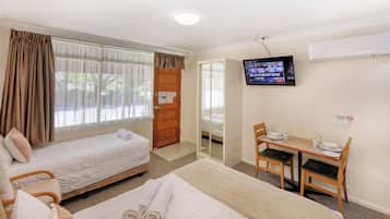 Twin Room (Twin Room)