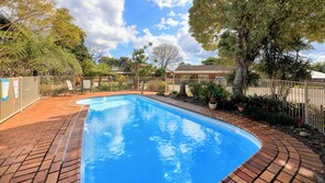 Outdoor pool, sun loungers - Alstonville Settlers Motel (Alstonville)