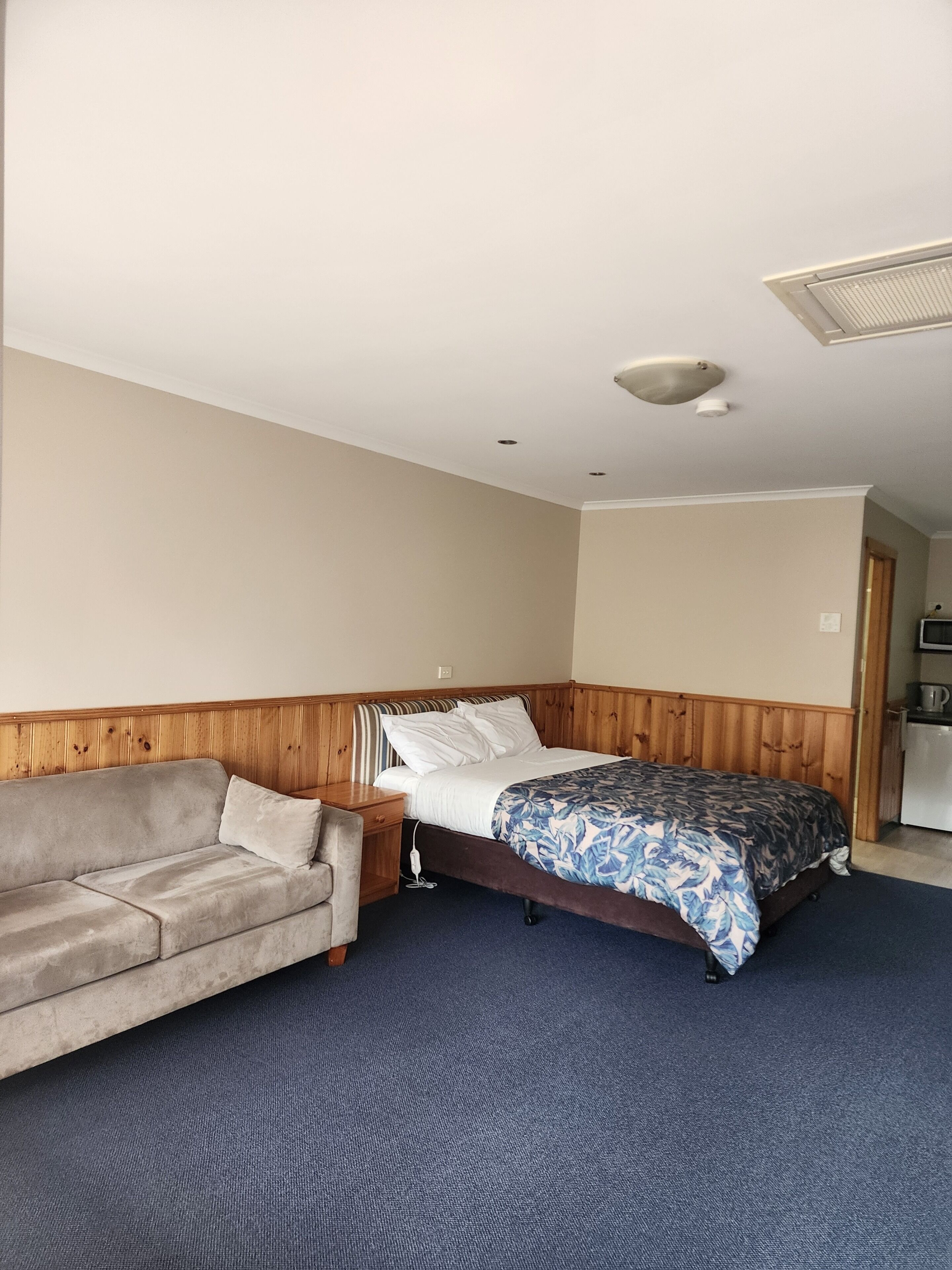 Deluxe Studio, Kitchenette | Blackout drapes, soundproofing, iron/ironing board, free WiFi