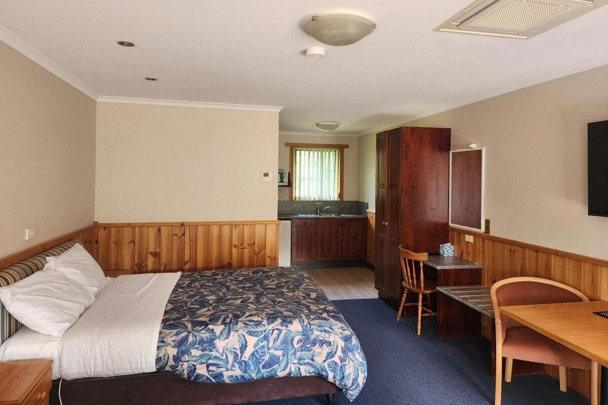 Blackout curtains, soundproofing, iron/ironing board, free WiFi