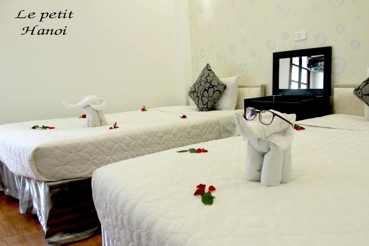 Deluxe Twin Room, Non Smoking (with Window) | Down comforters, minibar, desk, blackout drapes