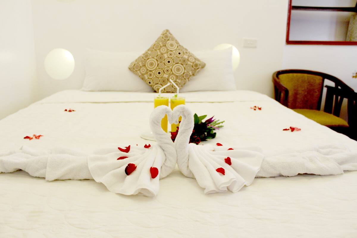 Deluxe Double Room, 1 King Bed, Non Smoking (with Window)