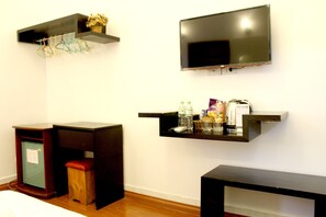 华丽双人房, 1 张特大床, 无烟房 (with Window) | 羽绒被、迷你吧、办公桌、遮光窗帘