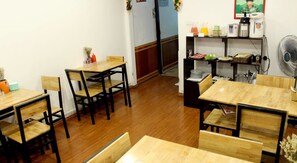 Café da manhã mediante uma taxa