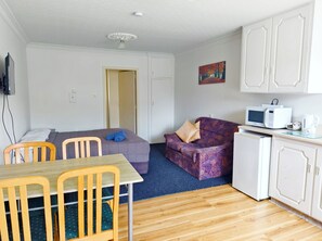 Standaard suite, 1 slaapkamer | Badkamer | Een haardroger, handdoeken