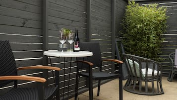 Deluxe Apartment, 1 King Bed, Garden View | Terrace/patio