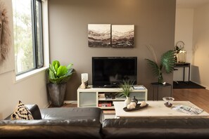 Casa de campo de lujo, 1 habitación | Zona de estar | Una televisión LCD