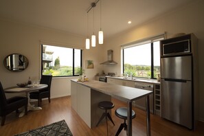 Casa de campo de lujo, 1 habitación | Cocina privada | Frigorífico grande, microondas, horno y placa de cocina