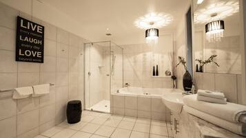 Spa Apartment | Bathroom | Free toiletries, hair dryer, towels