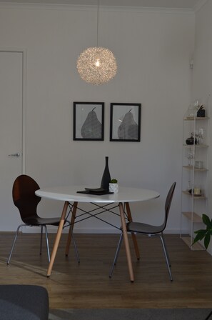 Garden Retreat | Essbereich im Zimmer