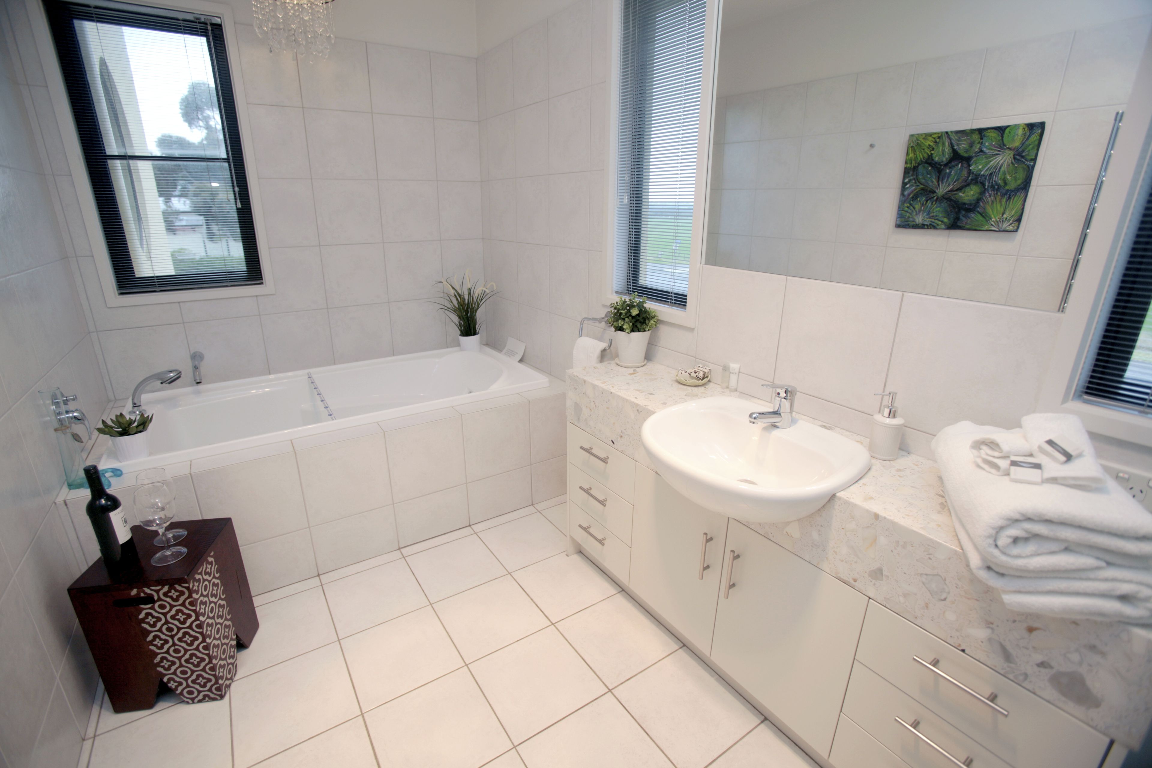 Un baño moderno con bañera, lavamanos y tocador.