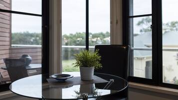 Deluxe Queen Apartment | In-room dining