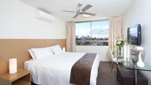 Desk, iron/ironing board, WiFi (free), bed sheets - P A Apartments (Woolloongabba)