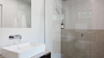 Apartment 6-Boutique Apartment 1 Bedroom | Bathroom | Free toiletries, hair dryer, towels, soap