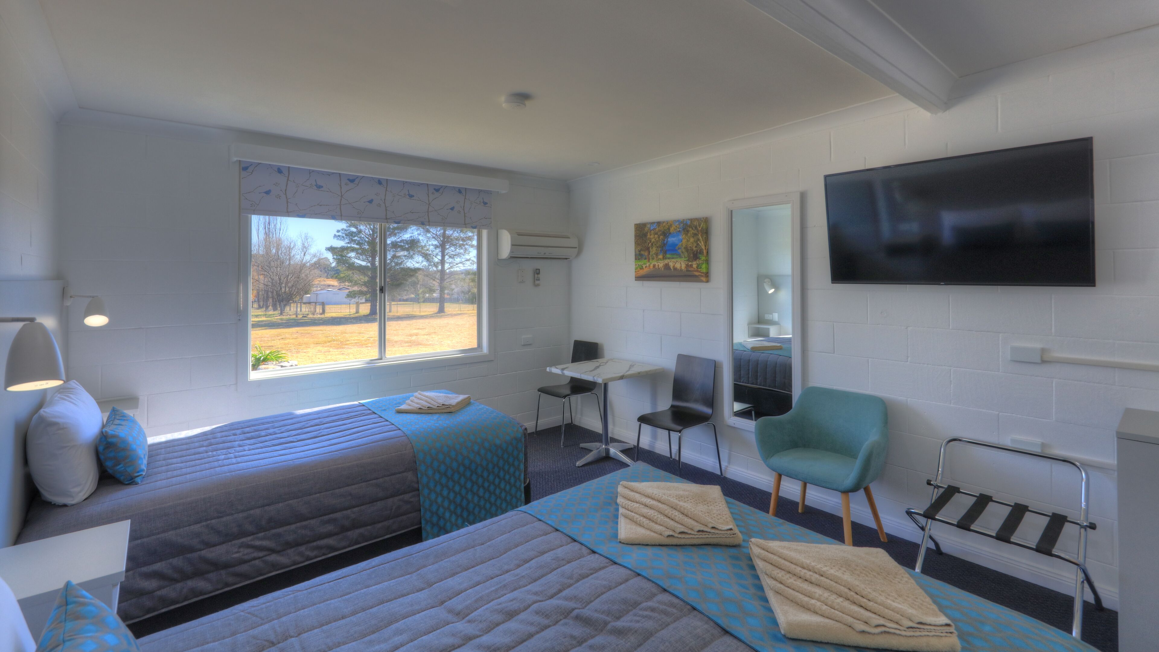 Deluxe Twin Room | Iron/ironing board, WiFi (free), individually furnished, bed sheets