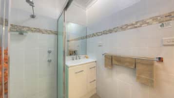 Habitación Deluxe con 2 camas individuales | Baño | Ducha, artículos de higiene personal gratuitos y secador de pelo
