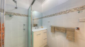 Deluxe Twin Room | Bathroom | Shower, free toiletries, hair dryer, towels
