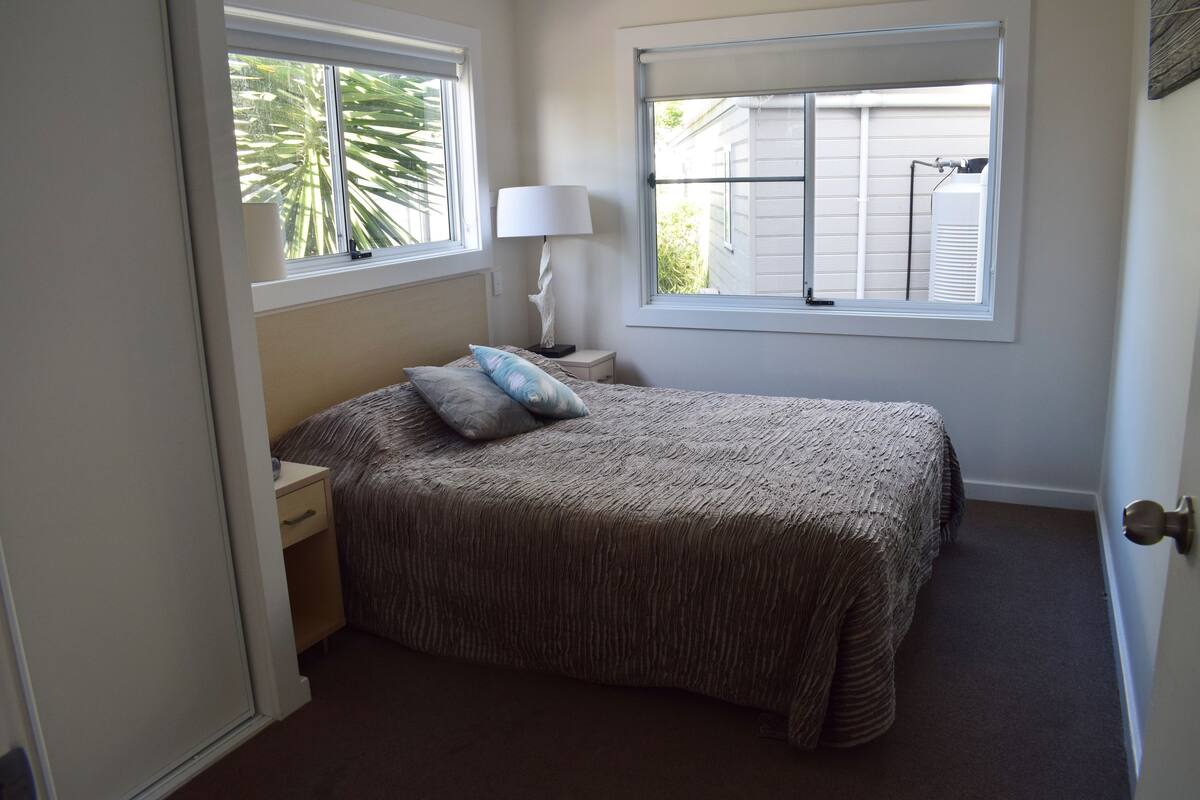 Suite estándar, varias habitaciones, cocina | Tabla de planchar con plancha, wifi gratis y ropa de cama