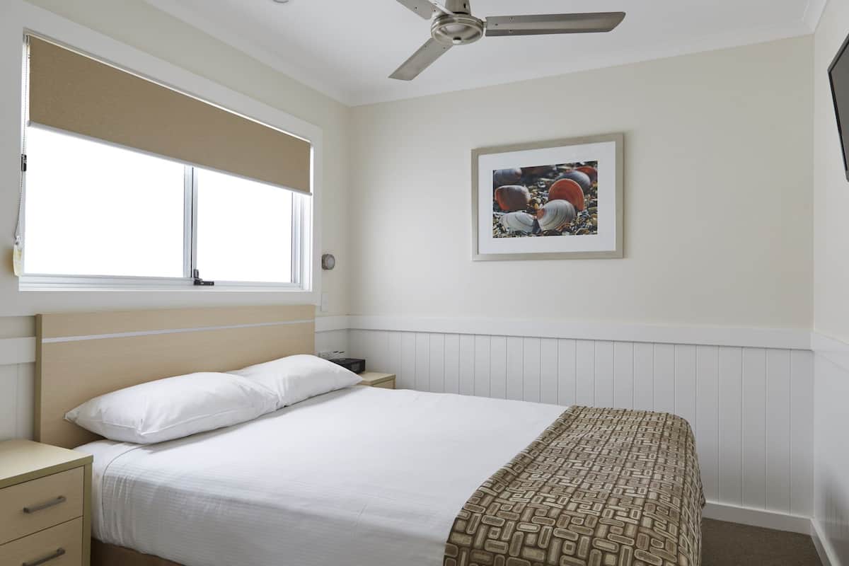 Tabla de planchar con plancha, wifi gratis y ropa de cama